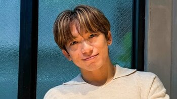 EXILE NAOTO 海外の砂浜で脚全開の“クセ強”な本気ポーズを披露！誕生日に見せた躍動感あふれる姿に「足の裏ツル！！！」