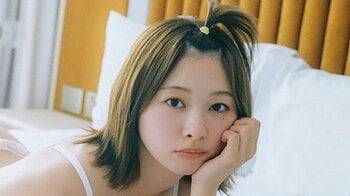 日向坂46・富田鈴花 寝そべりランジェリーショット解禁 ベッドルームで美麗な1枚 1st写真集『鈴花サーキット』