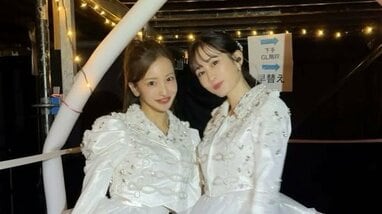 史上最強のツートップ」前田敦子&大島優子 頬寄せ合った待望の2