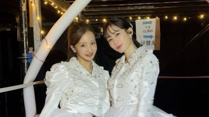板野友美 前田敦子とミニスカ衣装でステージ下のショット披露！「あつとも最強」手をつないで並んだAKB48 20周年公演の裏側にファン歓喜