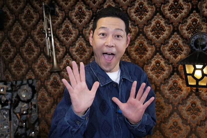 東野幸治、自身初のアニメ紹介番組MCに！初回放送では『暗殺教室』『逃げ上手の若君』の松井優征に密着取材『アニメダマ』