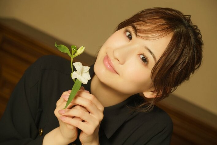 【写真16枚】お気に入りの私服で登場！星風まどかの撮り下ろしカットを見る