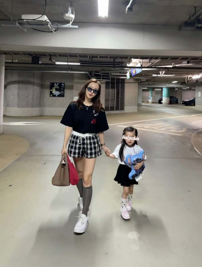 そっくり！」板野友美が娘との“顔出し”ツーショットを披露！「E