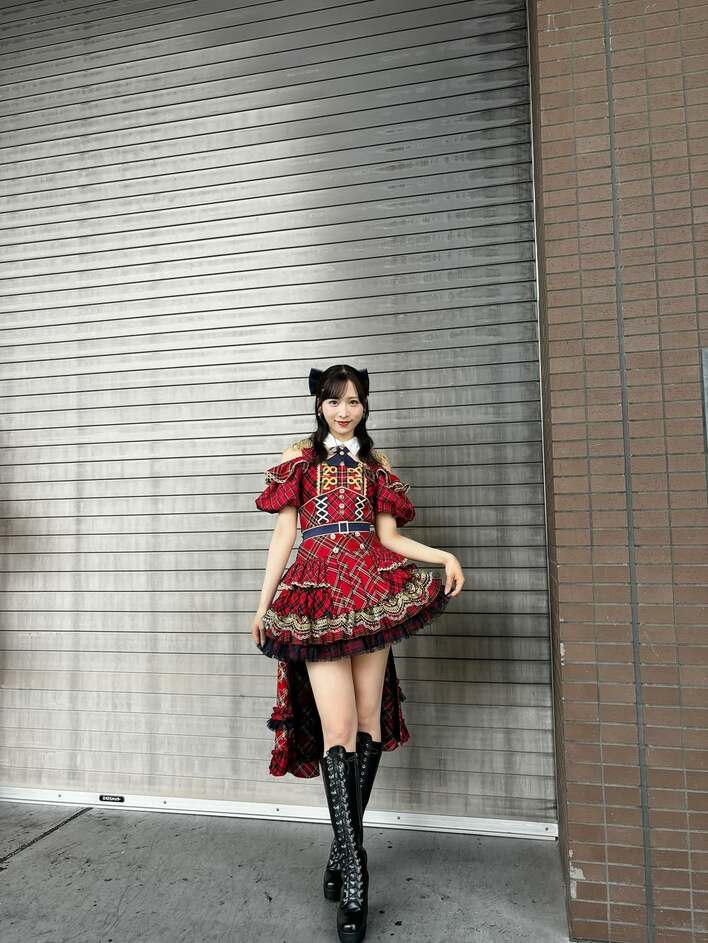 美女神すぎる」小栗有以 新衣装はAKB48王道 赤チェックのミニスカ衣装