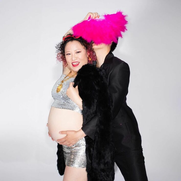 バービー(40) 第1子妊娠で夫とのツーショット公開！個性的なマタニティ