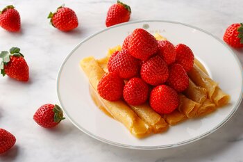 【ザ・カハラ・ホテル＆リゾート 横浜】いちご14粒が彩る、冬の限定メニュー「ストロベリー・オン・ザ・シンパンケーキ」