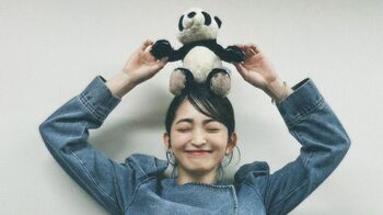 岡本玲　“へそ出し”デニムセットアップ姿を公開！地元和歌山のパンダグッズとの2Sに「世界一癒される」との声