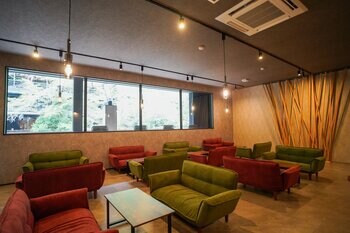 【愛知県岡崎市】「みんなが寝たあと、まだ旅を終わらせたくない。」24時間使える宿泊者専用ラウンジ誕生。清流・乙川を望む“大人の居場所”へ。