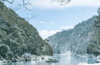 【星のや京都】水墨画のような冬景色が広がる奥嵐山で、静寂に包まれる特別な冬の催しを開催