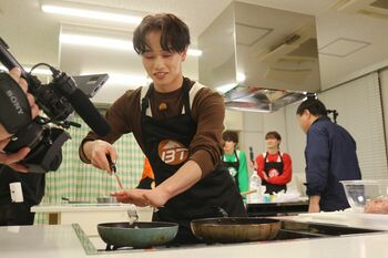 超特急・マサヒロ「味見してなかった…（笑）」料理初心者メンバーが“実家飯クッキング”で大奮闘！
