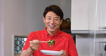 松岡修造「にら豚」調理＆実食“2分半の戦い”で大興奮！