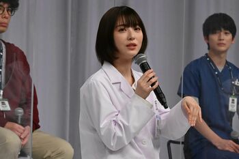 浜辺美波の特殊能力は“パワーナップ睡眠”！撮影中のストレッチャーの上でも爆睡？