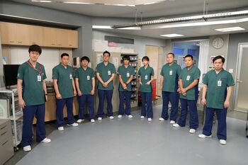 患者を笑顔にする任務を負う「笑わせナイト・ドクター」に岸優太＆岡崎紗絵が登場！