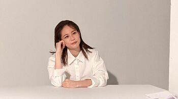 鈴木唯アナ 表情＆ポージングに苦戦「私もう微動だにできません～！」【女性アナカレンダー2022】