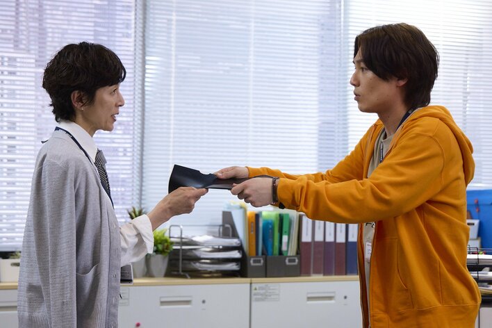 人見（松田元太）が“お荷物社員”に退職を告げる！？真野（前田敦子）は元カレからある誘いを受けて…『人事の人見』第9話予告