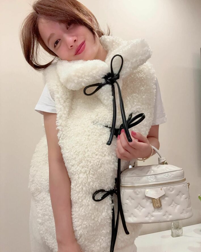 かっ可愛い」谷まりあ 大胆背中ドレス＆もふもふ姿公開 “表情七変化”も