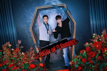 ENHYPENの没入型ミュージアム『House of Vampire』、JUNGWONとJAYの来場時映像を公開！メンバーが会場で購入した「プレゼント企画」を会期終了まで実施中