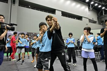 ミット打ちでプロ驚きのパンチを子どもたちが披露！2日間にわたりボクシングの“プロのセカイ”に触れる貴重な体験で、子どもたちの夢を応援