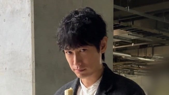 「なんでそんな表情w」「もぐもぐタイム」“おやつ”を手にカメラを見つめるディーン・フジオカが話題『LOVED ONE』