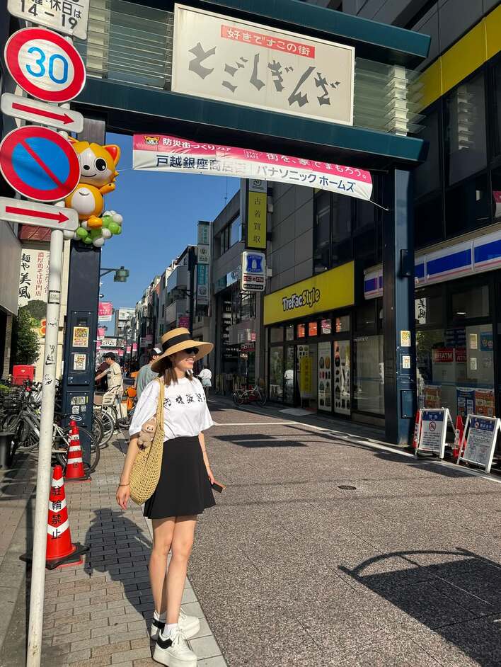 【画像7枚】「脚長っ！」矢田亜希子･46歳の美脚際立つミニスカート姿を見る