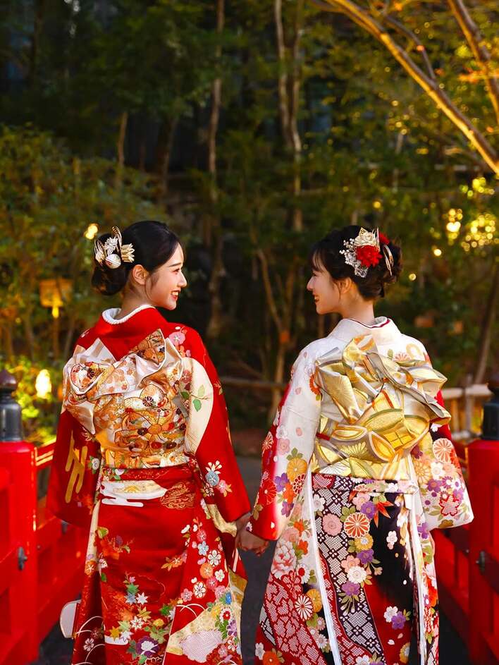 圧倒的“美”」藤岡弘、の三女・舞⾐ 姉妹成人で振り袖家族写真を公開
