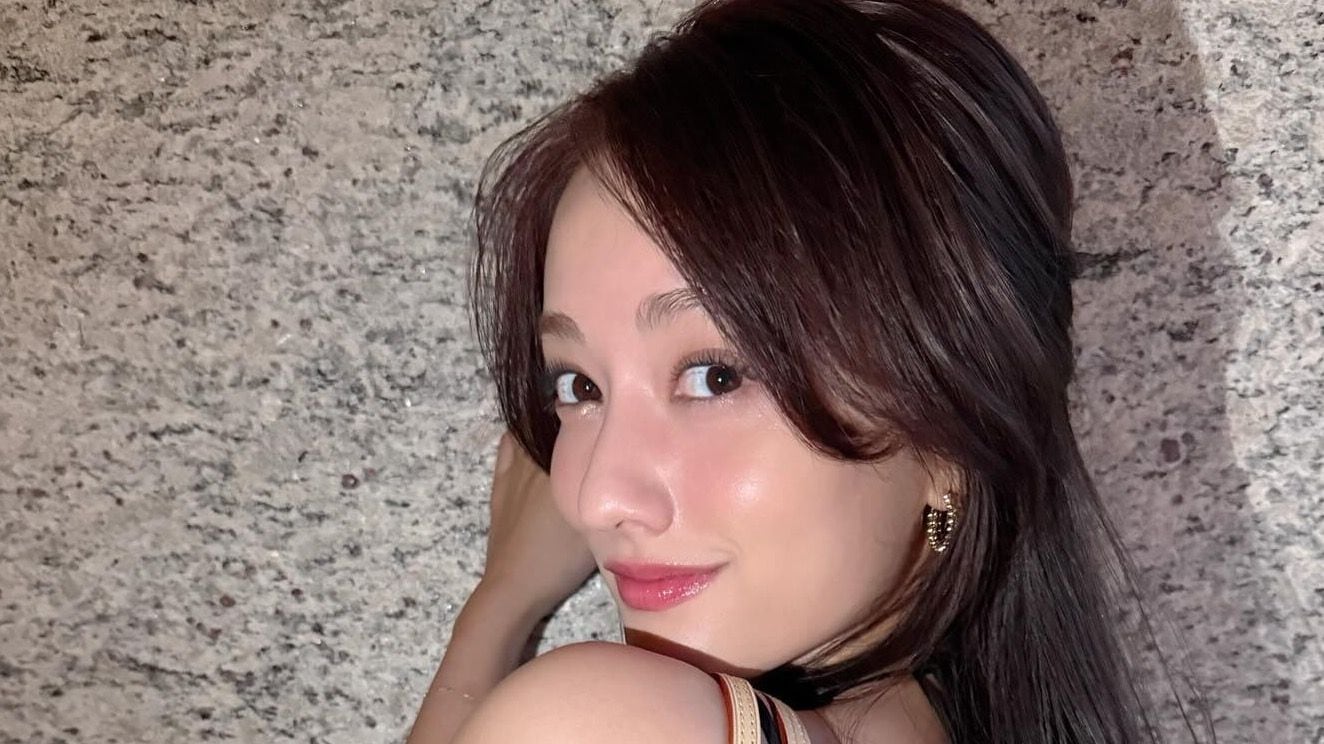 大人の色気爆発！谷まりあ 美背中＆美肩あらわにセクシー振り向き