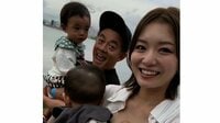 蜂谷晏海 夫・井戸田潤がサプライズ購入した愛車でお出かけした様子を公開！広々車内に絶賛＆家族4人でカフェ満喫「子守りがしやすい！」