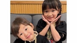 ののちゃん 巨大アニマルに乗った大迫力ショット披露！妹とお揃いツインテール＆花柄洋服姿に「貴重だね！」「浦島太郎みたい」と反響