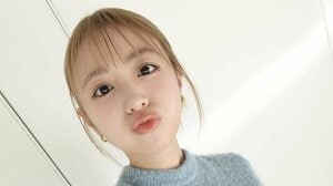 香音 ミニスカ×レースタイツ姿のコーデ披露！「レアすぎる」三つ編みツインテールでご機嫌な表情を浮かべる様子やオフショルニット姿に「天才！」と反響