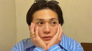 八木勇征 “萌え袖＆はだけた肩”の福岡ラーメン満喫ショット公開！三角筋チラリな姿でもぐもぐ「作品のワンシーンみたい」「色気にやられました」