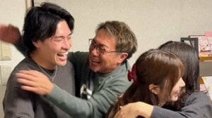 「最高の反応すぎ」華金カップル 家族へ妊娠を報告！“笑いあり涙あり”幸せオーラあふれるほっこりショットに「写真だけで泣ける」