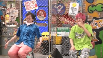 EXIT“りん子”がフラフープで驚異の腰回し！兼近大樹はインスタライブのテクニックを伝授