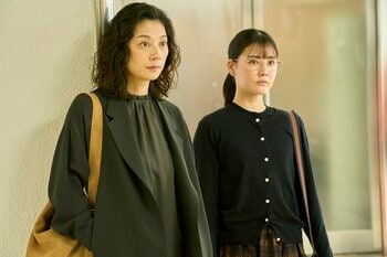 不動産投資詐欺に遭い心を閉ざした美雨（今泉佑唯）寄り添う夏海（小池栄子）らは彼女の本心を探る＜『さよならノワール』第2話完全版＞
