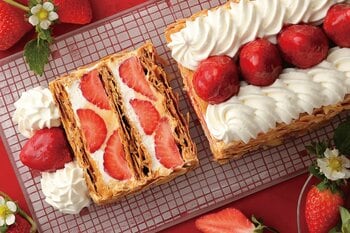 【キハチ 青山本店】甘くみずみずしい真っ赤な苺“あまおう”のナポレオンパイを発売！苺パフェ、苺タルトなどスイーツ10種＆セイボリー3種が楽しめるアフタヌーンティーも