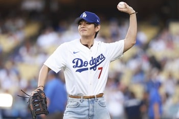 「歴史的共演」BTS・V 大谷翔平との豪華2ショットにファン歓喜！ドジャース始球式に登場し山本由伸相手に見事な投球も披露