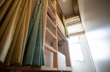 [那須高原に新たな宿泊施設オープン！]廃校をリノベーションした「ゲストハウスnasu」。学び舎の暖か味を感じながら那須高原の観光をお楽しみいただけます。