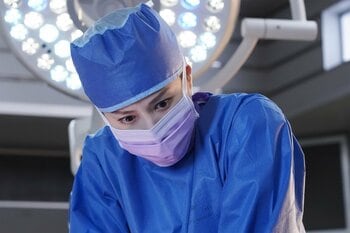 高齢出産の不安を抱える梵天（荒川良々）の妻が心肺停止に！朱羅（松本若菜）は無事子どもを取り上げるが…＜『Dr.アシュラ』第9話完全版＞