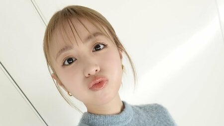 香音 ミニスカ×レースタイツ姿のコーデ披露！「レアすぎる」三つ編みツインテールでご機嫌な表情を浮かべる様子やオフショルニット姿に「天才！」と反響