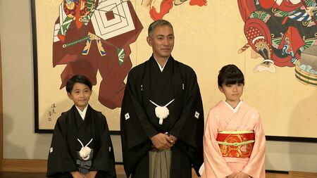 市川團十郎 長女・麗禾＆長男・新之助が自宅リビングで稽古する様子を公開！深々とお辞儀した気品あふれる美しい姿に反響「感動と尊敬」