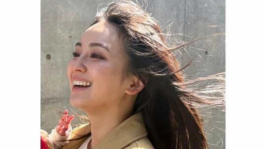 1児の母・岡田結実 我が子の姿を“初公開”！ニコニコ笑顔を浮かべ抱っこしてお出かけする様子に「ママの顔になってる」