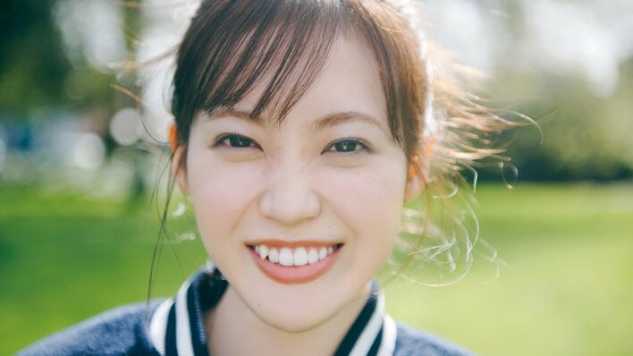 櫻坂46松田里奈 水着姿でアンニュイな表情の新カット公開!夕日に照らされたビーチにたたずむ様子や“まつりスマイル”も 1st写真集『まつりの時間』