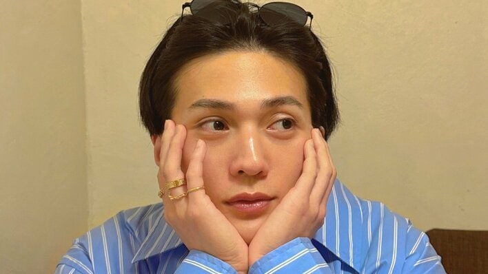 八木勇征 “萌え袖＆はだけた肩”の福岡ラーメン満喫ショット公開！三角筋チラリな姿でもぐもぐ「作品のワンシーンみたい」「色気にやられました」
