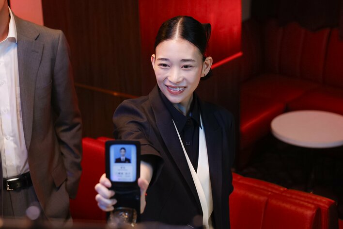 二階堂（森川葵）は殺し屋“シェンロウ”の餌食に…！？乾（藤井流星）らは詐欺を仕掛け詐欺グループと対峙＜『スティンガース』第3話完全版＞