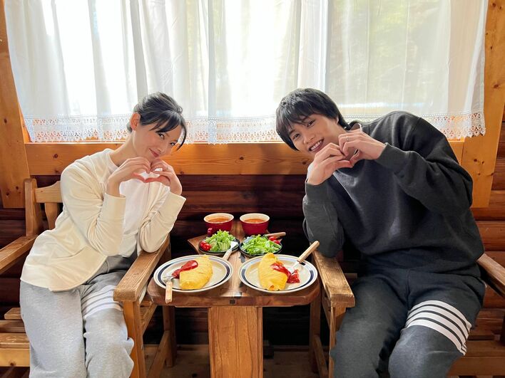 菜々緒&鈴木伸之“夫婦”でラブラブ♡ポーズ『忍者に結婚は難しい』