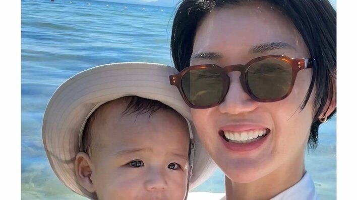 栗原恵 0歳長男と海を満喫！水着姿のほっこり親子ショットや気持ち良さそうに浮かぶ姿など表情豊かな写真に「幸せなひととき」