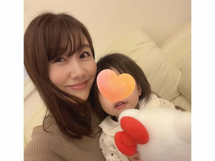 【画像8枚】「すくすく大きくなって」安めぐみ 長女の“お下がり服”を着た次女のキュートな立ち姿を見る