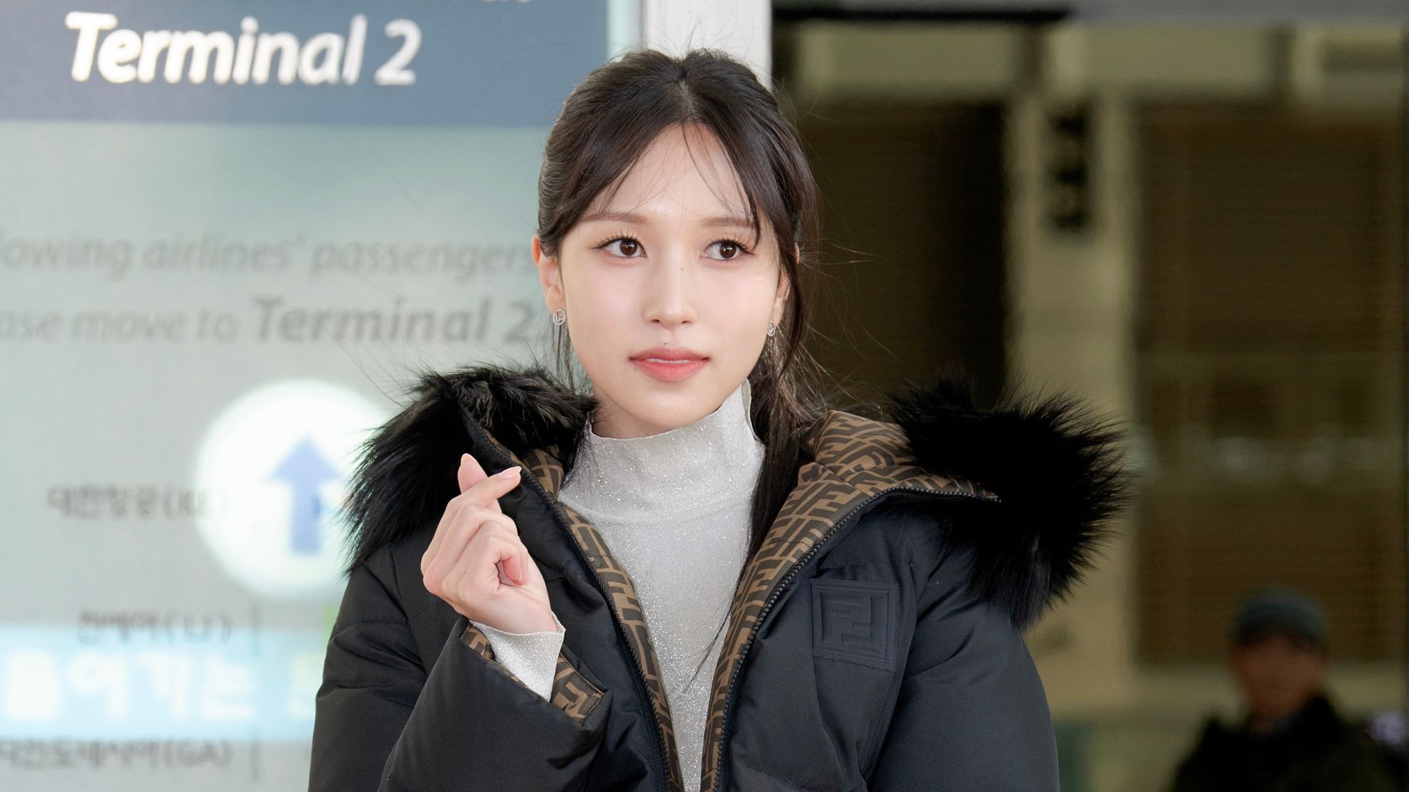 TWICE MINAがFENDIを着こなして空港に登場! | めざましmedia TWICE MINAがFENDIを着こなして空港に登場! | めざましmedia