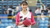 元櫻坂・菅井友香 ピンクユニホーム姿で“リベンジ”始球式もワンバン投球！悔しそうに何度か跳ねるも爽やか笑顔を見せる