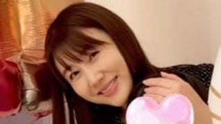 【画像8枚】長女の11歳誕生日を報告した安めぐみがにっこり笑顔で優しく長女を抱き寄せた仲むつまじい親子ショットを見る