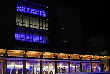 【山口県長門市】「長門市役所を青く灯そう！」手話でつながるブルーライトアップ